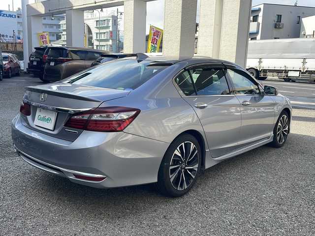 ホンダ アコード ハイブリッド EX 兵庫県 2017(平29)年 6.8万km ルナシルバーM ワンオーナー/純正ナビ　フルセグ、DVD、BT、AM、FM/バックカメラ/衝突被害軽減ブレーキ/コーナーセンサー/車線逸脱警報システム/横滑り防止/ビルトインETC/全席シートヒーター/パワーシート/ハーフレザー/クルーズコントロール/パドルシフト/ステアリングスイッチ/純正フロアマット/プッシュスタート/スマートキー×２