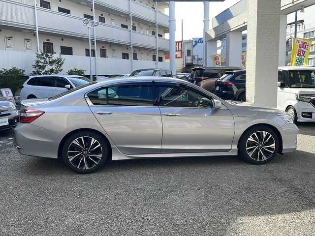 ホンダ アコード ハイブリッド EX 兵庫県 2017(平29)年 6.8万km ルナシルバーM ワンオーナー/純正ナビ　フルセグ、DVD、BT、AM、FM/バックカメラ/衝突被害軽減ブレーキ/コーナーセンサー/車線逸脱警報システム/横滑り防止/ビルトインETC/全席シートヒーター/パワーシート/ハーフレザー/クルーズコントロール/パドルシフト/ステアリングスイッチ/純正フロアマット/プッシュスタート/スマートキー×２