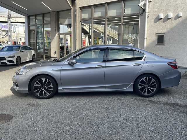 ホンダ アコード ハイブリッド EX 兵庫県 2017(平29)年 6.8万km ルナシルバーM ワンオーナー/純正ナビ　フルセグ、DVD、BT、AM、FM/バックカメラ/衝突被害軽減ブレーキ/コーナーセンサー/車線逸脱警報システム/横滑り防止/ビルトインETC/全席シートヒーター/パワーシート/ハーフレザー/クルーズコントロール/パドルシフト/ステアリングスイッチ/純正フロアマット/プッシュスタート/スマートキー×２