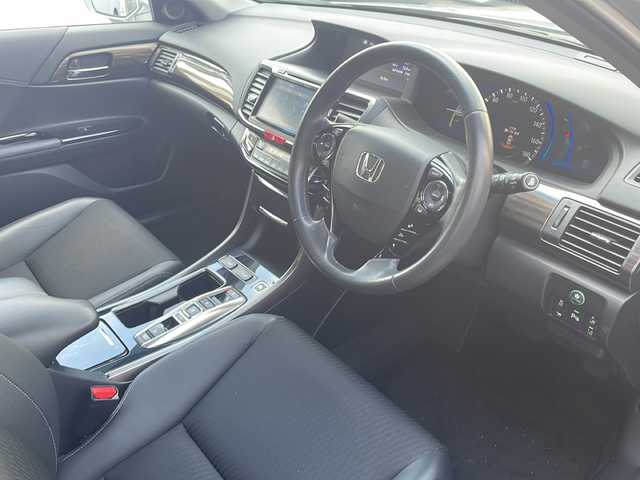 ホンダ アコード ハイブリッド EX 兵庫県 2017(平29)年 6.8万km ルナシルバーM ワンオーナー/純正ナビ　フルセグ、DVD、BT、AM、FM/バックカメラ/衝突被害軽減ブレーキ/コーナーセンサー/車線逸脱警報システム/横滑り防止/ビルトインETC/全席シートヒーター/パワーシート/ハーフレザー/クルーズコントロール/パドルシフト/ステアリングスイッチ/純正フロアマット/プッシュスタート/スマートキー×２