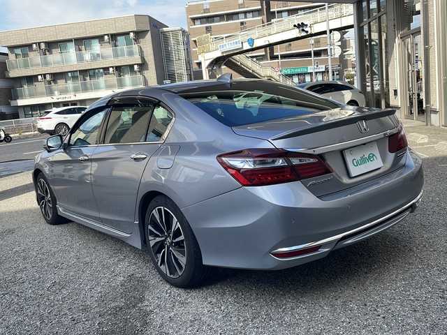 ホンダ アコード ハイブリッド EX 兵庫県 2017(平29)年 6.8万km ルナシルバーM ワンオーナー/純正ナビ　フルセグ、DVD、BT、AM、FM/バックカメラ/衝突被害軽減ブレーキ/コーナーセンサー/車線逸脱警報システム/横滑り防止/ビルトインETC/全席シートヒーター/パワーシート/ハーフレザー/クルーズコントロール/パドルシフト/ステアリングスイッチ/純正フロアマット/プッシュスタート/スマートキー×２