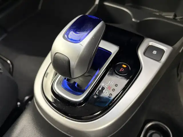 ホンダ フィット ハイブリット Lパッケージ 愛知県 2015(平27)年 2.2万km プレミアムホワイトパールⅡ 純正ナビ/バックカメラ/地デジTV/クルーズコントロール/横滑り防止装置/低速域衝突軽減ブレーキ/誤発進抑制機能/オートライト/LEDヘッドライト/ETC/モデューロ15インチアルミホイール/フロアマット/プッシュスタート/スマートキー/スペアキー