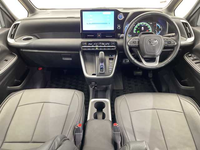 トヨタ ヴォクシー ハイブリッド S－Z 栃木県 2023(令5)年 3.9万km アティチュードブラックマイカ 純正ディスプレイオーディオナビ/(フルセグTV・Bluetooth)/パノラミックビューモニター/バックカメラ/トヨタセーフティセンス/ ・プリクラッシュセーフティ/ ・レーンキープアシスト/ ・アダプティブクルーズコントロール/ ・オートハイビーム/前後コーナーセンサー/パーキングアシスト/AC100V電源/両側パワースライドドア/黒革調シートカバー/前席シートヒーター/LEDヘッドライト/オートライト/純正アルミホイール/社外フロアマット/スマートキー