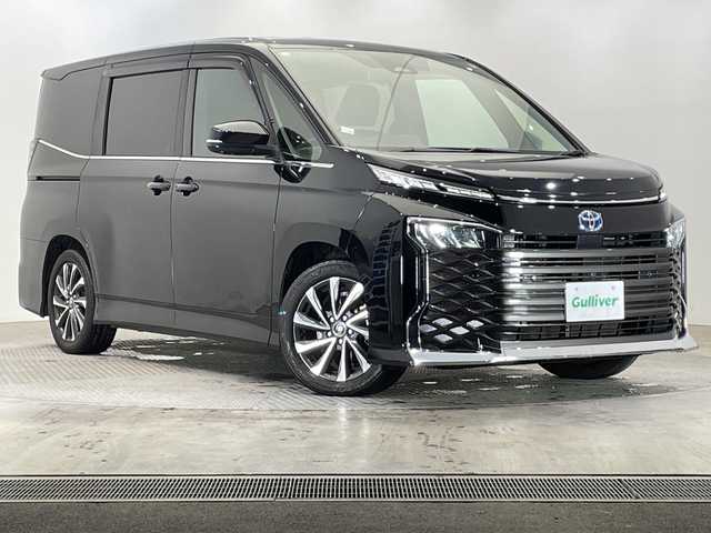 トヨタ ヴォクシー ハイブリッド S－Z 栃木県 2023(令5)年 3.9万km アティチュードブラックマイカ 純正ディスプレイオーディオナビ/(フルセグTV・Bluetooth)/パノラミックビューモニター/バックカメラ/トヨタセーフティセンス/ ・プリクラッシュセーフティ/ ・レーンキープアシスト/ ・アダプティブクルーズコントロール/ ・オートハイビーム/前後コーナーセンサー/パーキングアシスト/AC100V電源/両側パワースライドドア/黒革調シートカバー/前席シートヒーター/LEDヘッドライト/オートライト/純正アルミホイール/社外フロアマット/スマートキー