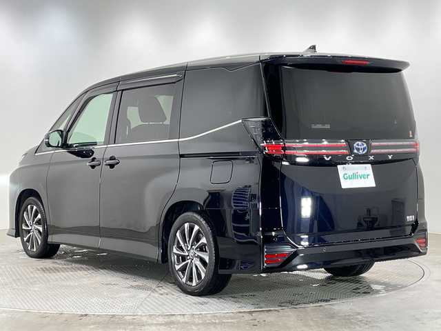 トヨタ ヴォクシー ハイブリッド S－Z 栃木県 2023(令5)年 3.9万km アティチュードブラックマイカ 純正ディスプレイオーディオナビ/(フルセグTV・Bluetooth)/パノラミックビューモニター/バックカメラ/トヨタセーフティセンス/ ・プリクラッシュセーフティ/ ・レーンキープアシスト/ ・アダプティブクルーズコントロール/ ・オートハイビーム/前後コーナーセンサー/パーキングアシスト/AC100V電源/両側パワースライドドア/黒革調シートカバー/前席シートヒーター/LEDヘッドライト/オートライト/純正アルミホイール/社外フロアマット/スマートキー