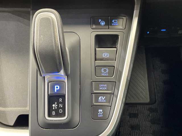 トヨタ ヴォクシー ハイブリッド S－Z 栃木県 2023(令5)年 3.9万km アティチュードブラックマイカ 純正ディスプレイオーディオナビ/(フルセグTV・Bluetooth)/パノラミックビューモニター/バックカメラ/トヨタセーフティセンス/ ・プリクラッシュセーフティ/ ・レーンキープアシスト/ ・アダプティブクルーズコントロール/ ・オートハイビーム/前後コーナーセンサー/パーキングアシスト/AC100V電源/両側パワースライドドア/黒革調シートカバー/前席シートヒーター/LEDヘッドライト/オートライト/純正アルミホイール/社外フロアマット/スマートキー