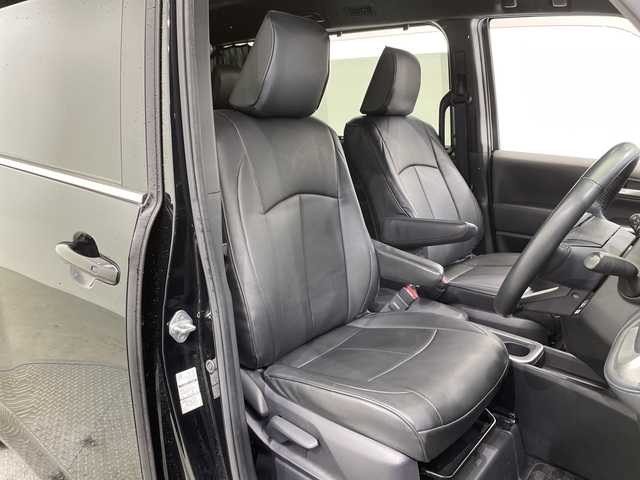 トヨタ ヴォクシー ハイブリッド S－Z 栃木県 2023(令5)年 3.9万km アティチュードブラックマイカ 純正ディスプレイオーディオナビ/(フルセグTV・Bluetooth)/パノラミックビューモニター/バックカメラ/トヨタセーフティセンス/ ・プリクラッシュセーフティ/ ・レーンキープアシスト/ ・アダプティブクルーズコントロール/ ・オートハイビーム/前後コーナーセンサー/パーキングアシスト/AC100V電源/両側パワースライドドア/黒革調シートカバー/前席シートヒーター/LEDヘッドライト/オートライト/純正アルミホイール/社外フロアマット/スマートキー