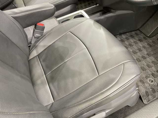 トヨタ ヴォクシー ハイブリッド S－Z 栃木県 2023(令5)年 3.9万km アティチュードブラックマイカ 純正ディスプレイオーディオナビ/(フルセグTV・Bluetooth)/パノラミックビューモニター/バックカメラ/トヨタセーフティセンス/ ・プリクラッシュセーフティ/ ・レーンキープアシスト/ ・アダプティブクルーズコントロール/ ・オートハイビーム/前後コーナーセンサー/パーキングアシスト/AC100V電源/両側パワースライドドア/黒革調シートカバー/前席シートヒーター/LEDヘッドライト/オートライト/純正アルミホイール/社外フロアマット/スマートキー