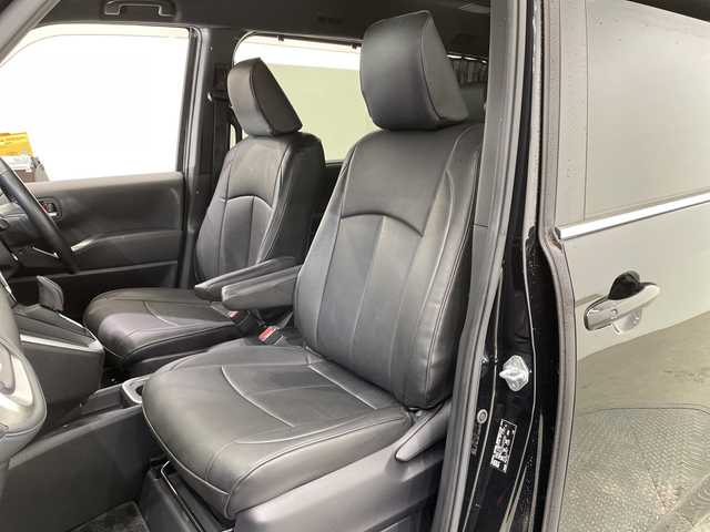 トヨタ ヴォクシー ハイブリッド S－Z 栃木県 2023(令5)年 3.9万km アティチュードブラックマイカ 純正ディスプレイオーディオナビ/(フルセグTV・Bluetooth)/パノラミックビューモニター/バックカメラ/トヨタセーフティセンス/ ・プリクラッシュセーフティ/ ・レーンキープアシスト/ ・アダプティブクルーズコントロール/ ・オートハイビーム/前後コーナーセンサー/パーキングアシスト/AC100V電源/両側パワースライドドア/黒革調シートカバー/前席シートヒーター/LEDヘッドライト/オートライト/純正アルミホイール/社外フロアマット/スマートキー