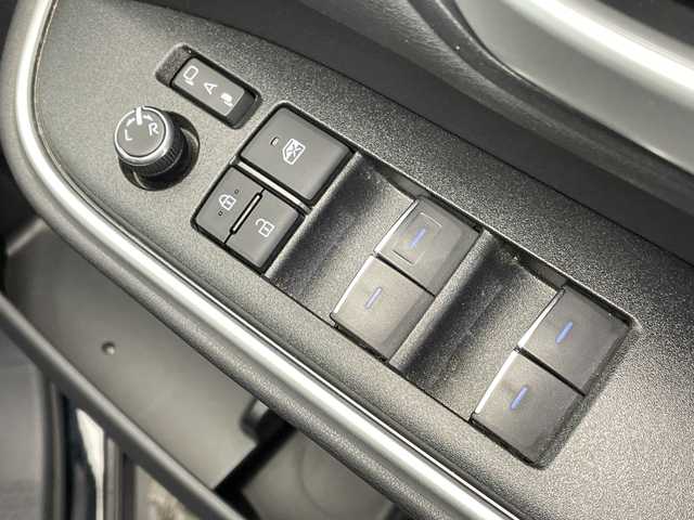 トヨタ ヴォクシー ハイブリッド S－Z 栃木県 2023(令5)年 3.9万km アティチュードブラックマイカ 純正ディスプレイオーディオナビ/(フルセグTV・Bluetooth)/パノラミックビューモニター/バックカメラ/トヨタセーフティセンス/ ・プリクラッシュセーフティ/ ・レーンキープアシスト/ ・アダプティブクルーズコントロール/ ・オートハイビーム/前後コーナーセンサー/パーキングアシスト/AC100V電源/両側パワースライドドア/黒革調シートカバー/前席シートヒーター/LEDヘッドライト/オートライト/純正アルミホイール/社外フロアマット/スマートキー