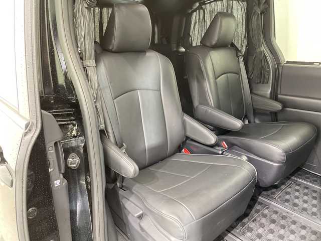 トヨタ ヴォクシー ハイブリッド S－Z 栃木県 2023(令5)年 3.9万km アティチュードブラックマイカ 純正ディスプレイオーディオナビ/(フルセグTV・Bluetooth)/パノラミックビューモニター/バックカメラ/トヨタセーフティセンス/ ・プリクラッシュセーフティ/ ・レーンキープアシスト/ ・アダプティブクルーズコントロール/ ・オートハイビーム/前後コーナーセンサー/パーキングアシスト/AC100V電源/両側パワースライドドア/黒革調シートカバー/前席シートヒーター/LEDヘッドライト/オートライト/純正アルミホイール/社外フロアマット/スマートキー