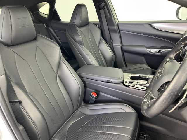 レクサス ＮＸ 350h Fスポーツ 三重県 2023(令5)年 2万km ホワイトノーヴァガラスフレーク /禁煙車 //ワンオーナー //全周囲カメラ //ムーンルーフ //レクサスチームメート/・アドバンスドドライブ/・アドバンスドパーク//14型ディスプレイオーディオ// ハンズフリー電動リアゲート //純正OPオレンジキャリパー //Lexsus Safety system +/・プリクラッシュセーフティー/・レーンチェンジアシスト/・レーントレーシングアシスト/・レーンディパーチャーアラート/・BSM/・ヘッドアップディスプレイ/・オートマチックハイビーム/・アダプティブハイビームシステム/・プロアクティブドライビングアシスト/・フロントクロストラフィックアラート/・レーダークルーズコントロール//DN席パワーシート//純正ドラレコ前後 //全席シートヒーター //DN席ベンチレーション