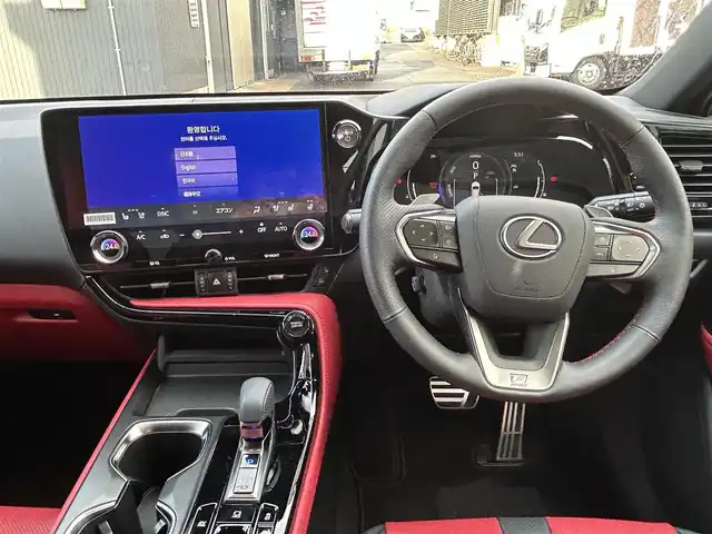 レクサス ＮＸ 350h Fスポーツ 長崎県 2025(令7)年 0.3万km グラファイトブラックガラスフレーク ワンオーナー/純正14インチナビ/(BT/フルセグ)/全方位カメラ/衝突軽減ブレーキ/レーンアシスト/ブラインドスポットモニター/コーナーセンサー/レーダークルーズ/ETC2.0/パドルシフト/パワーバックドア/赤レザーシート/パワーシート/シートヒーター/エアシート/ハンドルヒーター/ハンドル電動チルト/ドライブレコーダー/純正20インチAW/USB/Cタイプ