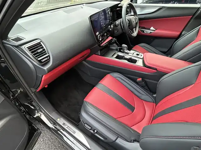レクサス ＮＸ 350h Fスポーツ 長崎県 2025(令7)年 0.3万km グラファイトブラックガラスフレーク ワンオーナー/純正14インチナビ/(BT/フルセグ)/全方位カメラ/衝突軽減ブレーキ/レーンアシスト/ブラインドスポットモニター/コーナーセンサー/レーダークルーズ/ETC2.0/パドルシフト/パワーバックドア/赤レザーシート/パワーシート/シートヒーター/エアシート/ハンドルヒーター/ハンドル電動チルト/ドライブレコーダー/純正20インチAW/USB/Cタイプ