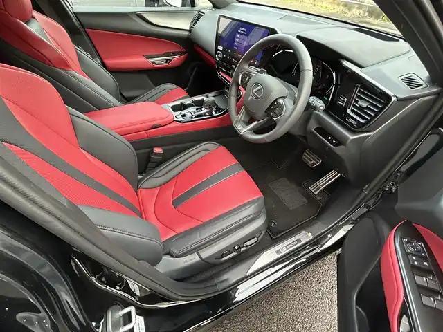 レクサス ＮＸ 350h Fスポーツ 長崎県 2025(令7)年 0.3万km グラファイトブラックガラスフレーク ワンオーナー/純正14インチナビ/(BT/フルセグ)/全方位カメラ/衝突軽減ブレーキ/レーンアシスト/ブラインドスポットモニター/コーナーセンサー/レーダークルーズ/ETC2.0/パドルシフト/パワーバックドア/赤レザーシート/パワーシート/シートヒーター/エアシート/ハンドルヒーター/ハンドル電動チルト/ドライブレコーダー/純正20インチAW/USB/Cタイプ