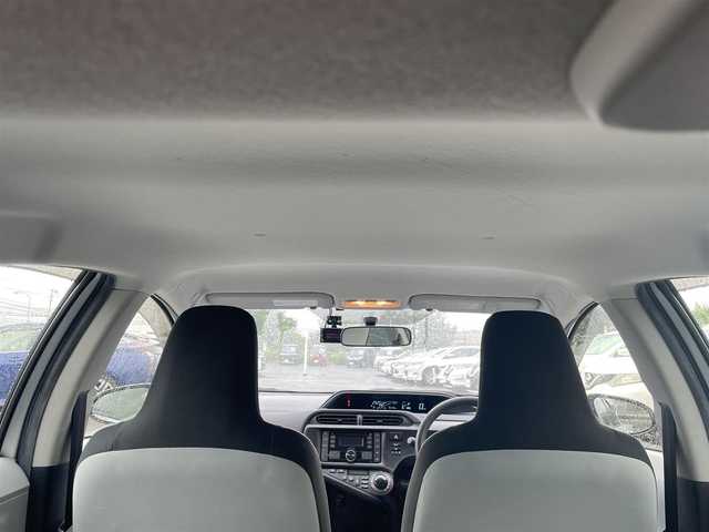 トヨタ アクア L 山形県 2015(平27)年 7.6万km シルバーM 純正カーオーディオ (CP-W64)/　　CD USB AUX AM/FM/ドライブレコーダー/アイドリングストップ/横滑り防止装置/電動格納ウィンカーミラー/純正フロアマット/ドアバイザ―/AAC/リモコンキー/ETC