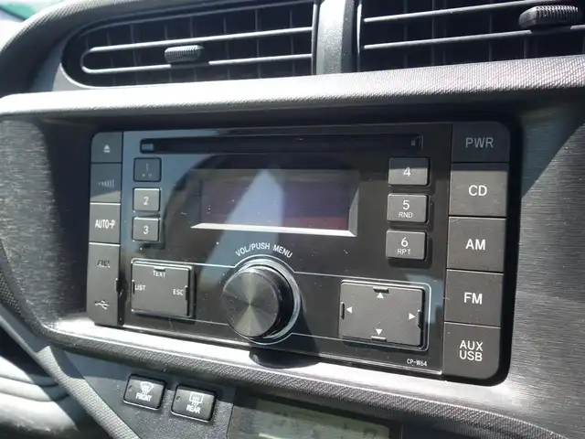 トヨタ アクア L 山形県 2015(平27)年 7.6万km シルバーM 純正カーオーディオ (CP-W64)/　　【CD USB AUX AM/FM】/ドライブレコーダー/アイドリングストップ/横滑り防止装置/電動格納ウィンカーミラー/純正フロアマット/ドアバイザ―/AAC/リモコンキー/ETC