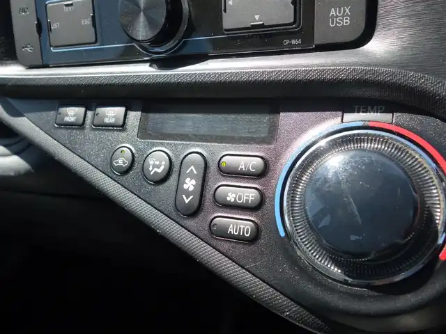 トヨタ アクア L 山形県 2015(平27)年 7.6万km シルバーM 純正カーオーディオ (CP-W64)/　　【CD USB AUX AM/FM】/ドライブレコーダー/アイドリングストップ/横滑り防止装置/電動格納ウィンカーミラー/純正フロアマット/ドアバイザ―/AAC/リモコンキー/ETC