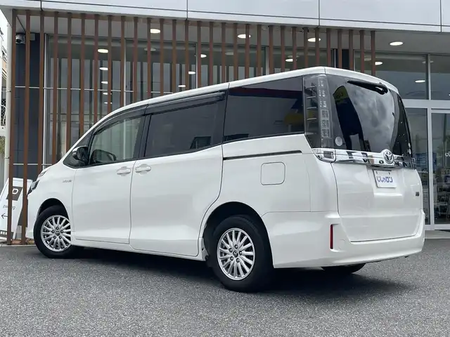 トヨタ ヴォクシー ハイブリッド X 千葉県 2014(平26)年 13.4万km ホワイトパールクリスタルシャイン (株)IDOMが運営する【じしゃロン八千代店】の自社ローン対象車両になります。こちらは現金またはオートローンご利用時の価格です。自社ローンご希望の方は別途その旨お申付け下さい/純正ナビ（NSZT-W64）/・フルセグテレビ/・Bluetooth接続/バックカメラ/片側パワースライドドア/LEDヘッドライト/ステアリングリモコン/プッシュスタート/スマートキー/スペアキー/純正アルミホイール/純正フロアマット