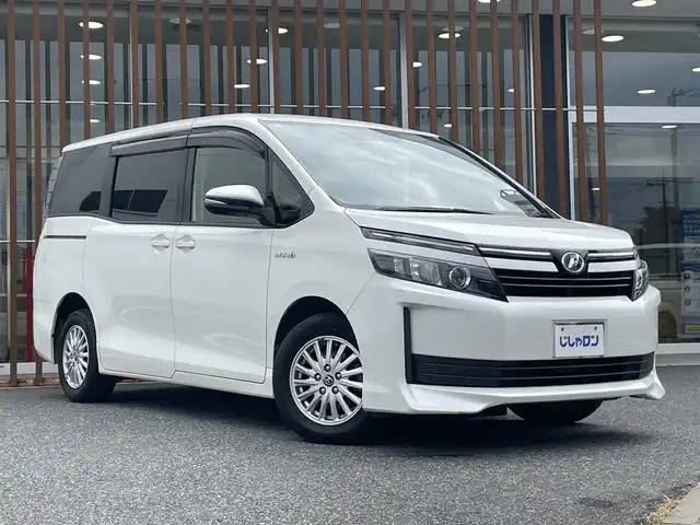 トヨタ ヴォクシー ハイブリッド X 千葉県 2014(平26)年 13.4万km ホワイトパールクリスタルシャイン (株)IDOMが運営する【じしゃロン八千代店】の自社ローン対象車両になります。こちらは現金またはオートローンご利用時の価格です。自社ローンご希望の方は別途その旨お申付け下さい/純正ナビ（NSZT-W64）/・フルセグテレビ/・Bluetooth接続/バックカメラ/片側パワースライドドア/LEDヘッドライト/ステアリングリモコン/プッシュスタート/スマートキー/スペアキー/純正アルミホイール/純正フロアマット