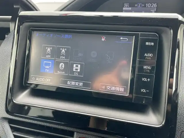トヨタ ヴォクシー ハイブリッド X 千葉県 2014(平26)年 13.4万km ホワイトパールクリスタルシャイン (株)IDOMが運営する【じしゃロン八千代店】の自社ローン対象車両になります。こちらは現金またはオートローンご利用時の価格です。自社ローンご希望の方は別途その旨お申付け下さい/純正ナビ（NSZT-W64）/・フルセグテレビ/・Bluetooth接続/バックカメラ/片側パワースライドドア/LEDヘッドライト/ステアリングリモコン/プッシュスタート/スマートキー/スペアキー/純正アルミホイール/純正フロアマット