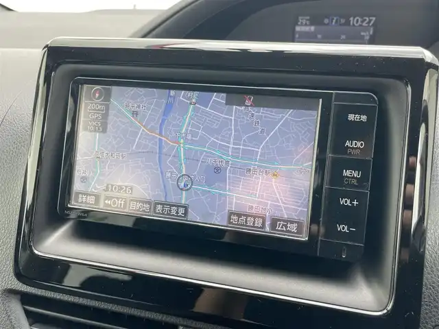 トヨタ ヴォクシー ハイブリッド X 千葉県 2014(平26)年 13.4万km ホワイトパールクリスタルシャイン (株)IDOMが運営する【じしゃロン八千代店】の自社ローン対象車両になります。こちらは現金またはオートローンご利用時の価格です。自社ローンご希望の方は別途その旨お申付け下さい/純正ナビ（NSZT-W64）/・フルセグテレビ/・Bluetooth接続/バックカメラ/片側パワースライドドア/LEDヘッドライト/ステアリングリモコン/プッシュスタート/スマートキー/スペアキー/純正アルミホイール/純正フロアマット