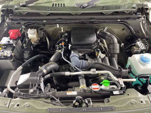スズキ ジムニー XC 神奈川県 2023(令5)年 1.9万km ジャングルグリーン 4WD/ターボ/純正8型メモリーナビゲーション【CN-FZ886】/フルセグ　Bluetooth　USB　SD/セーフティサポート/デュアルセンサーブレーキサポート/誤発進抑制機能/車線逸脱警報機能/ふらつき警報機能/先行車発進お知らせ機能/標識認識機能/ハイビームアシスト/クルーズコントロール/アイドリングストップ/革巻きステアリング/ステアリングスイッチ/前席シートヒーター/ナビ連動ETC2.0/ダウンヒルアシストコントロール/プッシュスタート/スマートキー/フロントグリル【ディーラーオプション】/LEDヘッドライト/オートライト/ヘッドライトウォッシャー/純正16インチアルミホイール/電格ウインカーミラー/背面タイヤ