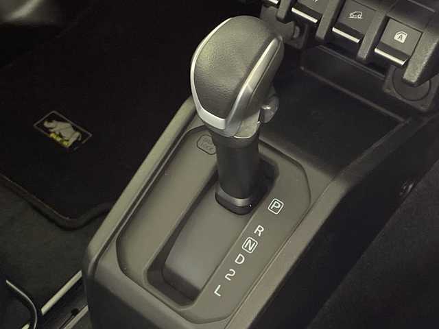 スズキ ジムニー XC 神奈川県 2023(令5)年 1.9万km ジャングルグリーン 4WD/ターボ/純正8型メモリーナビゲーション【CN-FZ886】/フルセグ　Bluetooth　USB　SD/セーフティサポート/デュアルセンサーブレーキサポート/誤発進抑制機能/車線逸脱警報機能/ふらつき警報機能/先行車発進お知らせ機能/標識認識機能/ハイビームアシスト/クルーズコントロール/アイドリングストップ/革巻きステアリング/ステアリングスイッチ/前席シートヒーター/ナビ連動ETC2.0/ダウンヒルアシストコントロール/プッシュスタート/スマートキー/フロントグリル【ディーラーオプション】/LEDヘッドライト/オートライト/ヘッドライトウォッシャー/純正16インチアルミホイール/電格ウインカーミラー/背面タイヤ