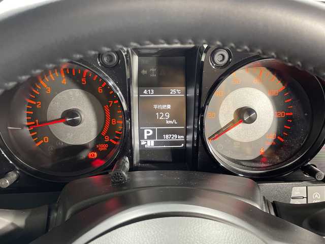 スズキ ジムニー XC 神奈川県 2023(令5)年 1.9万km ジャングルグリーン 4WD/ターボ/純正8型メモリーナビゲーション【CN-FZ886】/フルセグ　Bluetooth　USB　SD/セーフティサポート/デュアルセンサーブレーキサポート/誤発進抑制機能/車線逸脱警報機能/ふらつき警報機能/先行車発進お知らせ機能/標識認識機能/ハイビームアシスト/クルーズコントロール/アイドリングストップ/革巻きステアリング/ステアリングスイッチ/前席シートヒーター/ナビ連動ETC2.0/ダウンヒルアシストコントロール/プッシュスタート/スマートキー/フロントグリル【ディーラーオプション】/LEDヘッドライト/オートライト/ヘッドライトウォッシャー/純正16インチアルミホイール/電格ウインカーミラー/背面タイヤ