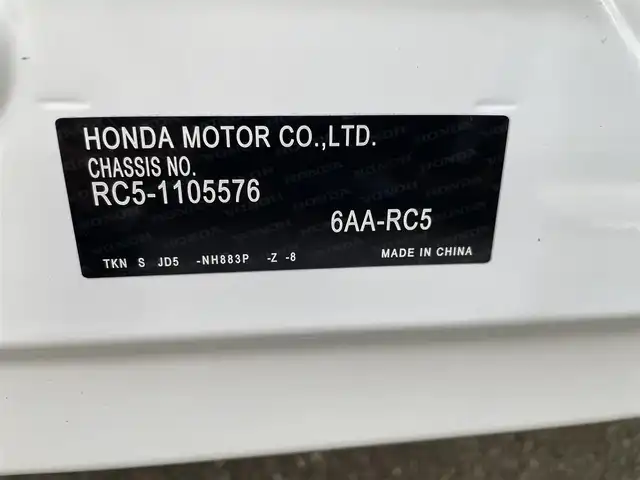 ホンダ オデッセイ ハイブリッド e:HEVアブソルート EXブラックED 佐賀県 2025(令7)年 0.7万km プラチナホワイトパール 黒革シート/両側パワースライドドア/パワーテールゲート/電子パーキングブレーキ/・BRAKE HOLD機能/置くだけ充電/後席エアコン/DN席＋2列目パワーシート/シートヒーター/2列目電動オットマン/キャプテンシート/ISOFIX対応/パドルシフト/革巻きステアリング/ステアリングリモコン/純正18インチアルミホイール/純正LEDヘッドライト/・オートマチックハイビーム/純正LEDフォグランプ/新車保証書/取扱説明書/スペアキー１本/ホンダセンシング/・アダプティブクルーズコントロール/・路外逸脱抑制機能/・ブラインドスポットインフォメーション/・踏み間違い衝突軽減システム/・衝突被害軽減ブレーキ/・パーキングセンサーシステム/・標識認識機能