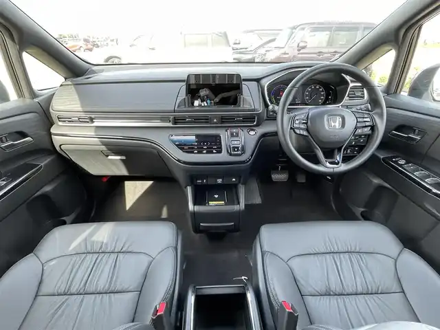 ホンダ オデッセイ ハイブリッド e:HEVアブソルート EXブラックED 佐賀県 2025(令7)年 0.7万km プラチナホワイトパール 黒革シート/両側パワースライドドア/パワーテールゲート/電子パーキングブレーキ/・BRAKE HOLD機能/置くだけ充電/後席エアコン/DN席＋2列目パワーシート/シートヒーター/2列目電動オットマン/キャプテンシート/ISOFIX対応/パドルシフト/革巻きステアリング/ステアリングリモコン/純正18インチアルミホイール/純正LEDヘッドライト/・オートマチックハイビーム/純正LEDフォグランプ/新車保証書/取扱説明書/スペアキー１本/ホンダセンシング/・アダプティブクルーズコントロール/・路外逸脱抑制機能/・ブラインドスポットインフォメーション/・踏み間違い衝突軽減システム/・衝突被害軽減ブレーキ/・パーキングセンサーシステム/・標識認識機能