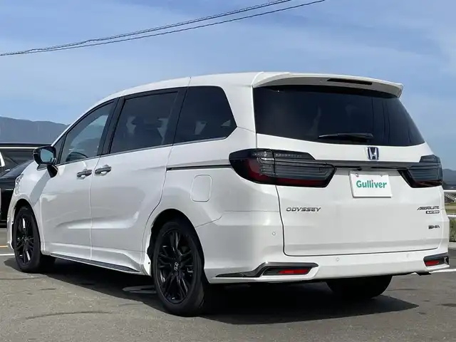 ホンダ オデッセイ ハイブリッド e:HEVアブソルート EXブラックED 佐賀県 2025(令7)年 0.7万km プラチナホワイトパール 黒革シート/両側パワースライドドア/パワーテールゲート/電子パーキングブレーキ/・BRAKE HOLD機能/置くだけ充電/後席エアコン/DN席＋2列目パワーシート/シートヒーター/2列目電動オットマン/キャプテンシート/ISOFIX対応/パドルシフト/革巻きステアリング/ステアリングリモコン/純正18インチアルミホイール/純正LEDヘッドライト/・オートマチックハイビーム/純正LEDフォグランプ/新車保証書/取扱説明書/スペアキー１本/ホンダセンシング/・アダプティブクルーズコントロール/・路外逸脱抑制機能/・ブラインドスポットインフォメーション/・踏み間違い衝突軽減システム/・衝突被害軽減ブレーキ/・パーキングセンサーシステム/・標識認識機能