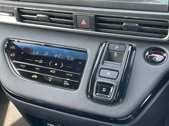 ホンダ オデッセイ ハイブリッド e:HEVアブソルート EXブラックED 佐賀県 2025(令7)年 0.7万km プラチナホワイトパール 黒革シート/両側パワースライドドア/パワーテールゲート/電子パーキングブレーキ/・BRAKE HOLD機能/置くだけ充電/後席エアコン/DN席＋2列目パワーシート/シートヒーター/2列目電動オットマン/キャプテンシート/ISOFIX対応/パドルシフト/革巻きステアリング/ステアリングリモコン/純正18インチアルミホイール/純正LEDヘッドライト/・オートマチックハイビーム/純正LEDフォグランプ/新車保証書/取扱説明書/スペアキー１本/ホンダセンシング/・アダプティブクルーズコントロール/・路外逸脱抑制機能/・ブラインドスポットインフォメーション/・踏み間違い衝突軽減システム/・衝突被害軽減ブレーキ/・パーキングセンサーシステム/・標識認識機能