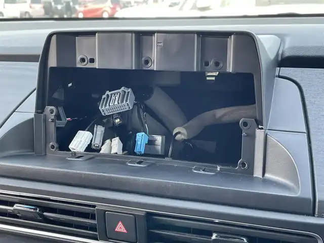 ホンダ オデッセイ ハイブリッド e:HEVアブソルート EXブラックED 佐賀県 2025(令7)年 0.7万km プラチナホワイトパール 黒革シート/両側パワースライドドア/パワーテールゲート/電子パーキングブレーキ/・BRAKE HOLD機能/置くだけ充電/後席エアコン/DN席＋2列目パワーシート/シートヒーター/2列目電動オットマン/キャプテンシート/ISOFIX対応/パドルシフト/革巻きステアリング/ステアリングリモコン/純正18インチアルミホイール/純正LEDヘッドライト/・オートマチックハイビーム/純正LEDフォグランプ/新車保証書/取扱説明書/スペアキー１本/ホンダセンシング/・アダプティブクルーズコントロール/・路外逸脱抑制機能/・ブラインドスポットインフォメーション/・踏み間違い衝突軽減システム/・衝突被害軽減ブレーキ/・パーキングセンサーシステム/・標識認識機能