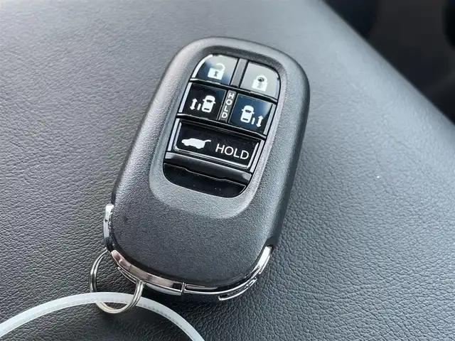 ホンダ オデッセイ ハイブリッド e:HEVアブソルート EXブラックED 佐賀県 2025(令7)年 0.7万km プラチナホワイトパール 黒革シート/両側パワースライドドア/パワーテールゲート/電子パーキングブレーキ/・BRAKE HOLD機能/置くだけ充電/後席エアコン/DN席＋2列目パワーシート/シートヒーター/2列目電動オットマン/キャプテンシート/ISOFIX対応/パドルシフト/革巻きステアリング/ステアリングリモコン/純正18インチアルミホイール/純正LEDヘッドライト/・オートマチックハイビーム/純正LEDフォグランプ/新車保証書/取扱説明書/スペアキー１本/ホンダセンシング/・アダプティブクルーズコントロール/・路外逸脱抑制機能/・ブラインドスポットインフォメーション/・踏み間違い衝突軽減システム/・衝突被害軽減ブレーキ/・パーキングセンサーシステム/・標識認識機能