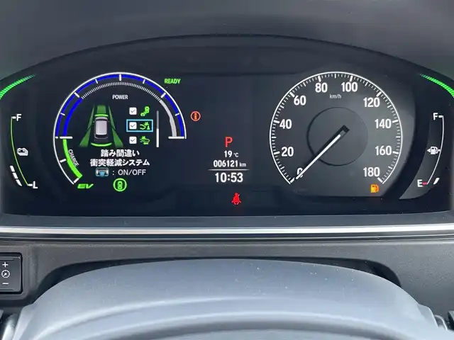 ホンダ オデッセイ ハイブリッド e:HEVアブソルート EXブラックED 佐賀県 2025(令7)年 0.7万km プラチナホワイトパール 黒革シート/両側パワースライドドア/パワーテールゲート/電子パーキングブレーキ/・BRAKE HOLD機能/置くだけ充電/後席エアコン/DN席＋2列目パワーシート/シートヒーター/2列目電動オットマン/キャプテンシート/ISOFIX対応/パドルシフト/革巻きステアリング/ステアリングリモコン/純正18インチアルミホイール/純正LEDヘッドライト/・オートマチックハイビーム/純正LEDフォグランプ/新車保証書/取扱説明書/スペアキー１本/ホンダセンシング/・アダプティブクルーズコントロール/・路外逸脱抑制機能/・ブラインドスポットインフォメーション/・踏み間違い衝突軽減システム/・衝突被害軽減ブレーキ/・パーキングセンサーシステム/・標識認識機能