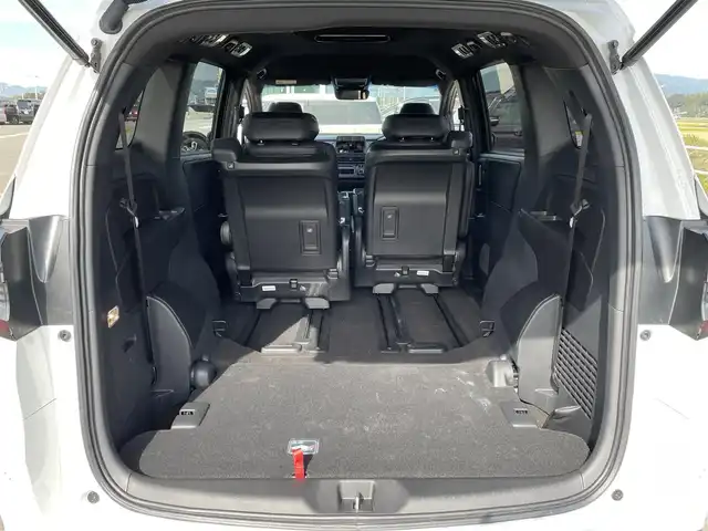 ホンダ オデッセイ ハイブリッド e:HEVアブソルート EXブラックED 佐賀県 2025(令7)年 0.7万km プラチナホワイトパール 黒革シート/両側パワースライドドア/パワーテールゲート/電子パーキングブレーキ/・BRAKE HOLD機能/置くだけ充電/後席エアコン/DN席＋2列目パワーシート/シートヒーター/2列目電動オットマン/キャプテンシート/ISOFIX対応/パドルシフト/革巻きステアリング/ステアリングリモコン/純正18インチアルミホイール/純正LEDヘッドライト/・オートマチックハイビーム/純正LEDフォグランプ/新車保証書/取扱説明書/スペアキー１本/ホンダセンシング/・アダプティブクルーズコントロール/・路外逸脱抑制機能/・ブラインドスポットインフォメーション/・踏み間違い衝突軽減システム/・衝突被害軽減ブレーキ/・パーキングセンサーシステム/・標識認識機能