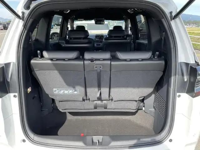 ホンダ オデッセイ ハイブリッド e:HEVアブソルート EXブラックED 佐賀県 2025(令7)年 0.7万km プラチナホワイトパール 黒革シート/両側パワースライドドア/パワーテールゲート/電子パーキングブレーキ/・BRAKE HOLD機能/置くだけ充電/後席エアコン/DN席＋2列目パワーシート/シートヒーター/2列目電動オットマン/キャプテンシート/ISOFIX対応/パドルシフト/革巻きステアリング/ステアリングリモコン/純正18インチアルミホイール/純正LEDヘッドライト/・オートマチックハイビーム/純正LEDフォグランプ/新車保証書/取扱説明書/スペアキー１本/ホンダセンシング/・アダプティブクルーズコントロール/・路外逸脱抑制機能/・ブラインドスポットインフォメーション/・踏み間違い衝突軽減システム/・衝突被害軽減ブレーキ/・パーキングセンサーシステム/・標識認識機能