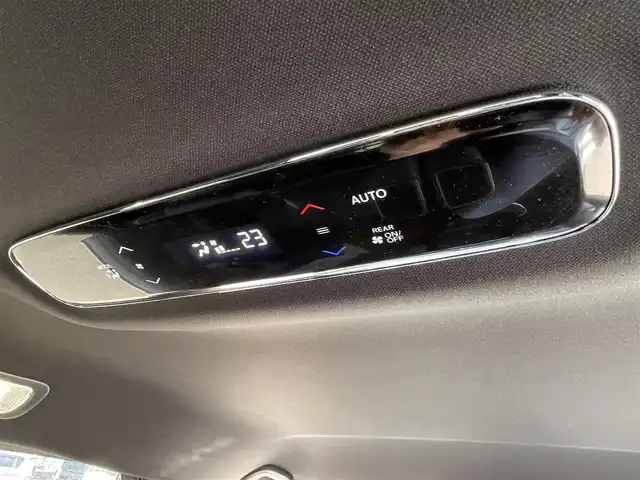 ホンダ オデッセイ ハイブリッド e:HEVアブソルート EXブラックED 佐賀県 2025(令7)年 0.7万km プラチナホワイトパール 黒革シート/両側パワースライドドア/パワーテールゲート/電子パーキングブレーキ/・BRAKE HOLD機能/置くだけ充電/後席エアコン/DN席＋2列目パワーシート/シートヒーター/2列目電動オットマン/キャプテンシート/ISOFIX対応/パドルシフト/革巻きステアリング/ステアリングリモコン/純正18インチアルミホイール/純正LEDヘッドライト/・オートマチックハイビーム/純正LEDフォグランプ/新車保証書/取扱説明書/スペアキー１本/ホンダセンシング/・アダプティブクルーズコントロール/・路外逸脱抑制機能/・ブラインドスポットインフォメーション/・踏み間違い衝突軽減システム/・衝突被害軽減ブレーキ/・パーキングセンサーシステム/・標識認識機能