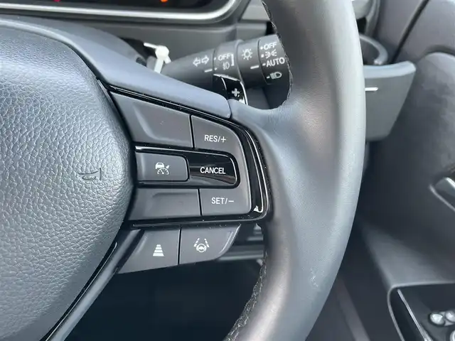 ホンダ オデッセイ ハイブリッド e:HEVアブソルート EXブラックED 佐賀県 2025(令7)年 0.7万km プラチナホワイトパール 黒革シート/両側パワースライドドア/パワーテールゲート/電子パーキングブレーキ/・BRAKE HOLD機能/置くだけ充電/後席エアコン/DN席＋2列目パワーシート/シートヒーター/2列目電動オットマン/キャプテンシート/ISOFIX対応/パドルシフト/革巻きステアリング/ステアリングリモコン/純正18インチアルミホイール/純正LEDヘッドライト/・オートマチックハイビーム/純正LEDフォグランプ/新車保証書/取扱説明書/スペアキー１本/ホンダセンシング/・アダプティブクルーズコントロール/・路外逸脱抑制機能/・ブラインドスポットインフォメーション/・踏み間違い衝突軽減システム/・衝突被害軽減ブレーキ/・パーキングセンサーシステム/・標識認識機能