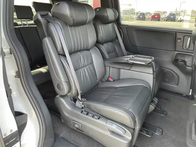 ホンダ オデッセイ ハイブリッド e:HEVアブソルート EXブラックED 佐賀県 2025(令7)年 0.7万km プラチナホワイトパール 黒革シート/両側パワースライドドア/パワーテールゲート/電子パーキングブレーキ/・BRAKE HOLD機能/置くだけ充電/後席エアコン/DN席＋2列目パワーシート/シートヒーター/2列目電動オットマン/キャプテンシート/ISOFIX対応/パドルシフト/革巻きステアリング/ステアリングリモコン/純正18インチアルミホイール/純正LEDヘッドライト/・オートマチックハイビーム/純正LEDフォグランプ/新車保証書/取扱説明書/スペアキー１本/ホンダセンシング/・アダプティブクルーズコントロール/・路外逸脱抑制機能/・ブラインドスポットインフォメーション/・踏み間違い衝突軽減システム/・衝突被害軽減ブレーキ/・パーキングセンサーシステム/・標識認識機能