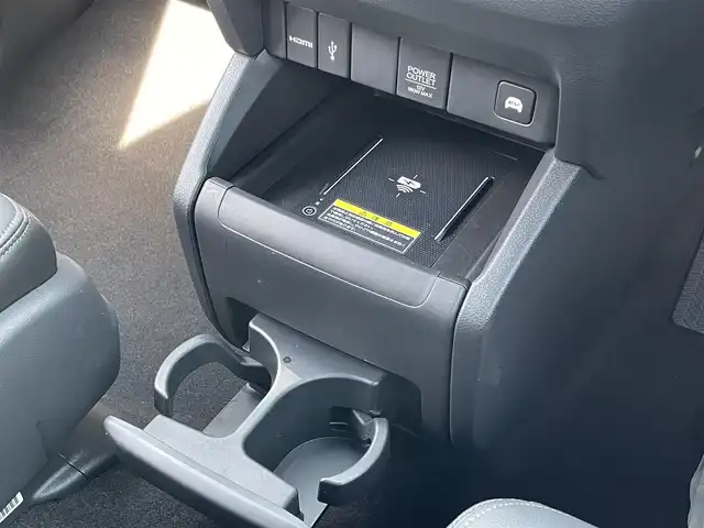 ホンダ オデッセイ ハイブリッド e:HEVアブソルート EXブラックED 佐賀県 2025(令7)年 0.7万km プラチナホワイトパール 黒革シート/両側パワースライドドア/パワーテールゲート/電子パーキングブレーキ/・BRAKE HOLD機能/置くだけ充電/後席エアコン/DN席＋2列目パワーシート/シートヒーター/2列目電動オットマン/キャプテンシート/ISOFIX対応/パドルシフト/革巻きステアリング/ステアリングリモコン/純正18インチアルミホイール/純正LEDヘッドライト/・オートマチックハイビーム/純正LEDフォグランプ/新車保証書/取扱説明書/スペアキー１本/ホンダセンシング/・アダプティブクルーズコントロール/・路外逸脱抑制機能/・ブラインドスポットインフォメーション/・踏み間違い衝突軽減システム/・衝突被害軽減ブレーキ/・パーキングセンサーシステム/・標識認識機能