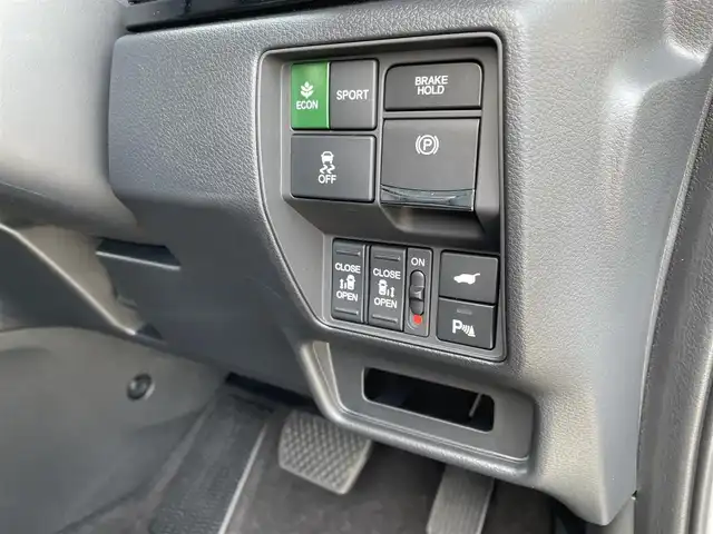 ホンダ オデッセイ ハイブリッド e:HEVアブソルート EXブラックED 佐賀県 2025(令7)年 0.7万km プラチナホワイトパール 黒革シート/両側パワースライドドア/パワーテールゲート/電子パーキングブレーキ/・BRAKE HOLD機能/置くだけ充電/後席エアコン/DN席＋2列目パワーシート/シートヒーター/2列目電動オットマン/キャプテンシート/ISOFIX対応/パドルシフト/革巻きステアリング/ステアリングリモコン/純正18インチアルミホイール/純正LEDヘッドライト/・オートマチックハイビーム/純正LEDフォグランプ/新車保証書/取扱説明書/スペアキー１本/ホンダセンシング/・アダプティブクルーズコントロール/・路外逸脱抑制機能/・ブラインドスポットインフォメーション/・踏み間違い衝突軽減システム/・衝突被害軽減ブレーキ/・パーキングセンサーシステム/・標識認識機能