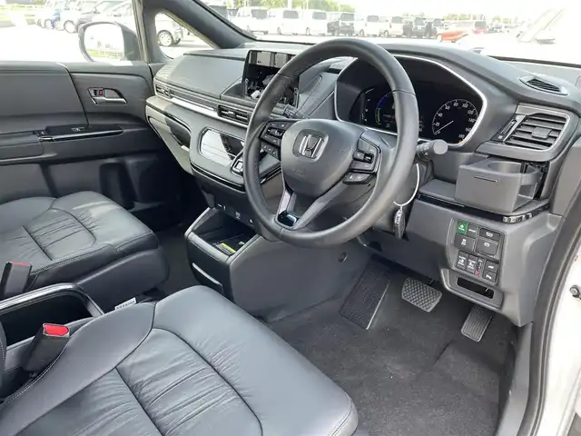 ホンダ オデッセイ ハイブリッド e:HEVアブソルート EXブラックED 佐賀県 2025(令7)年 0.7万km プラチナホワイトパール 黒革シート/両側パワースライドドア/パワーテールゲート/電子パーキングブレーキ/・BRAKE HOLD機能/置くだけ充電/後席エアコン/DN席＋2列目パワーシート/シートヒーター/2列目電動オットマン/キャプテンシート/ISOFIX対応/パドルシフト/革巻きステアリング/ステアリングリモコン/純正18インチアルミホイール/純正LEDヘッドライト/・オートマチックハイビーム/純正LEDフォグランプ/新車保証書/取扱説明書/スペアキー１本/ホンダセンシング/・アダプティブクルーズコントロール/・路外逸脱抑制機能/・ブラインドスポットインフォメーション/・踏み間違い衝突軽減システム/・衝突被害軽減ブレーキ/・パーキングセンサーシステム/・標識認識機能