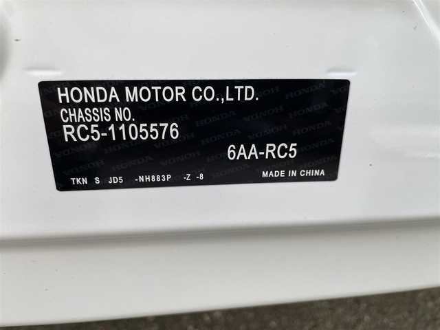 ホンダ オデッセイ ハイブリッド e:HEVアブソルート EXブラックED 熊本県 2025(令7)年 0.7万km プラチナホワイトパール 黒革シート/両側パワースライドドア/パワーテールゲート/電子パーキングブレーキ/・BRAKE HOLD機能/置くだけ充電/後席エアコン/DN席＋2列目パワーシート/シートヒーター/2列目電動オットマン/キャプテンシート/ISOFIX対応/パドルシフト/革巻きステアリング/ステアリングリモコン/純正18インチアルミホイール/純正LEDヘッドライト/・オートマチックハイビーム/純正LEDフォグランプ/新車保証書/取扱説明書/スペアキー１本/ホンダセンシング/・アダプティブクルーズコントロール/・路外逸脱抑制機能/・ブラインドスポットインフォメーション/・踏み間違い衝突軽減システム/・衝突被害軽減ブレーキ/・パーキングセンサーシステム/・標識認識機能