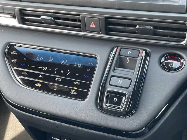 ホンダ オデッセイ ハイブリッド e:HEVアブソルート EXブラックED 熊本県 2025(令7)年 0.7万km プラチナホワイトパール 黒革シート/両側パワースライドドア/パワーテールゲート/電子パーキングブレーキ/・BRAKE HOLD機能/置くだけ充電/後席エアコン/DN席＋2列目パワーシート/シートヒーター/2列目電動オットマン/キャプテンシート/ISOFIX対応/パドルシフト/革巻きステアリング/ステアリングリモコン/純正18インチアルミホイール/純正LEDヘッドライト/・オートマチックハイビーム/純正LEDフォグランプ/新車保証書/取扱説明書/スペアキー１本/ホンダセンシング/・アダプティブクルーズコントロール/・路外逸脱抑制機能/・ブラインドスポットインフォメーション/・踏み間違い衝突軽減システム/・衝突被害軽減ブレーキ/・パーキングセンサーシステム/・標識認識機能