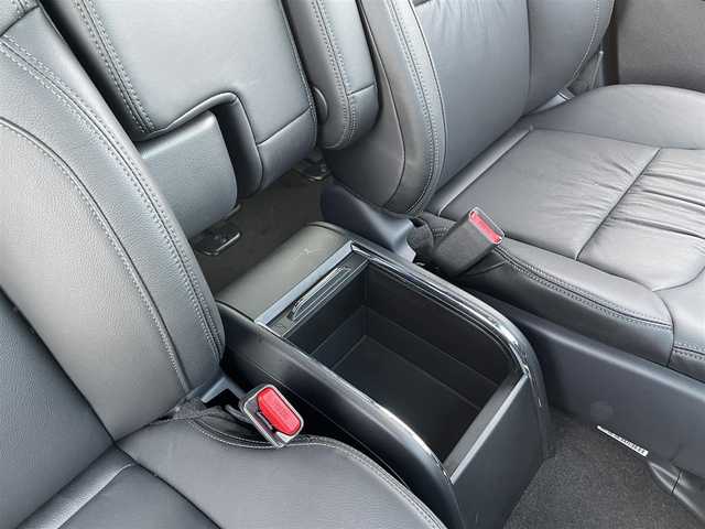 ホンダ オデッセイ ハイブリッド e:HEVアブソルート EXブラックED 熊本県 2025(令7)年 0.7万km プラチナホワイトパール 黒革シート/両側パワースライドドア/パワーテールゲート/電子パーキングブレーキ/・BRAKE HOLD機能/置くだけ充電/後席エアコン/DN席＋2列目パワーシート/シートヒーター/2列目電動オットマン/キャプテンシート/ISOFIX対応/パドルシフト/革巻きステアリング/ステアリングリモコン/純正18インチアルミホイール/純正LEDヘッドライト/・オートマチックハイビーム/純正LEDフォグランプ/新車保証書/取扱説明書/スペアキー１本/ホンダセンシング/・アダプティブクルーズコントロール/・路外逸脱抑制機能/・ブラインドスポットインフォメーション/・踏み間違い衝突軽減システム/・衝突被害軽減ブレーキ/・パーキングセンサーシステム/・標識認識機能