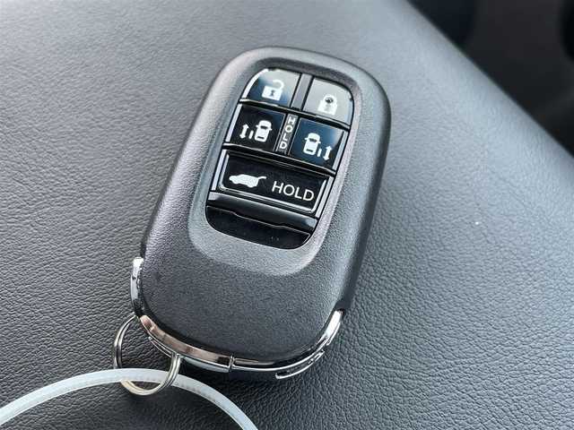 ホンダ オデッセイ ハイブリッド e:HEVアブソルート EXブラックED 熊本県 2025(令7)年 0.7万km プラチナホワイトパール 黒革シート/両側パワースライドドア/パワーテールゲート/電子パーキングブレーキ/・BRAKE HOLD機能/置くだけ充電/後席エアコン/DN席＋2列目パワーシート/シートヒーター/2列目電動オットマン/キャプテンシート/ISOFIX対応/パドルシフト/革巻きステアリング/ステアリングリモコン/純正18インチアルミホイール/純正LEDヘッドライト/・オートマチックハイビーム/純正LEDフォグランプ/新車保証書/取扱説明書/スペアキー１本/ホンダセンシング/・アダプティブクルーズコントロール/・路外逸脱抑制機能/・ブラインドスポットインフォメーション/・踏み間違い衝突軽減システム/・衝突被害軽減ブレーキ/・パーキングセンサーシステム/・標識認識機能