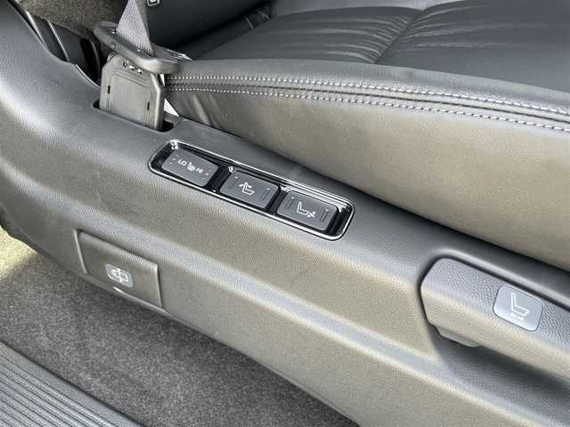 ホンダ オデッセイ ハイブリッド e:HEVアブソルート EXブラックED 熊本県 2025(令7)年 0.7万km プラチナホワイトパール 黒革シート/両側パワースライドドア/パワーテールゲート/電子パーキングブレーキ/・BRAKE HOLD機能/置くだけ充電/後席エアコン/DN席＋2列目パワーシート/シートヒーター/2列目電動オットマン/キャプテンシート/ISOFIX対応/パドルシフト/革巻きステアリング/ステアリングリモコン/純正18インチアルミホイール/純正LEDヘッドライト/・オートマチックハイビーム/純正LEDフォグランプ/新車保証書/取扱説明書/スペアキー１本/ホンダセンシング/・アダプティブクルーズコントロール/・路外逸脱抑制機能/・ブラインドスポットインフォメーション/・踏み間違い衝突軽減システム/・衝突被害軽減ブレーキ/・パーキングセンサーシステム/・標識認識機能