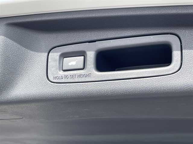 ホンダ オデッセイ ハイブリッド e:HEVアブソルート EXブラックED 熊本県 2025(令7)年 0.7万km プラチナホワイトパール 黒革シート/両側パワースライドドア/パワーテールゲート/電子パーキングブレーキ/・BRAKE HOLD機能/置くだけ充電/後席エアコン/DN席＋2列目パワーシート/シートヒーター/2列目電動オットマン/キャプテンシート/ISOFIX対応/パドルシフト/革巻きステアリング/ステアリングリモコン/純正18インチアルミホイール/純正LEDヘッドライト/・オートマチックハイビーム/純正LEDフォグランプ/新車保証書/取扱説明書/スペアキー１本/ホンダセンシング/・アダプティブクルーズコントロール/・路外逸脱抑制機能/・ブラインドスポットインフォメーション/・踏み間違い衝突軽減システム/・衝突被害軽減ブレーキ/・パーキングセンサーシステム/・標識認識機能